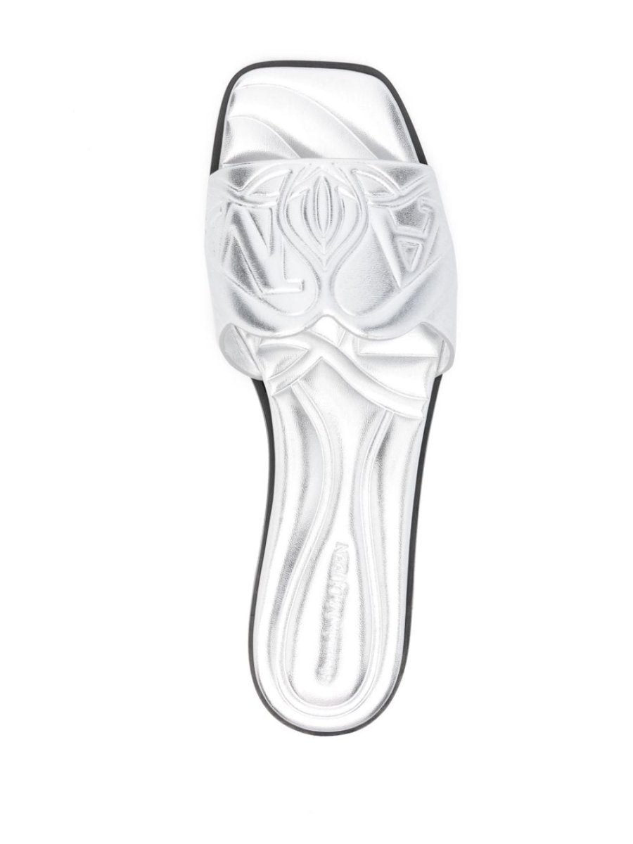 Alexander McQueen Slide sandals with embossed logo - mondo moda griffe