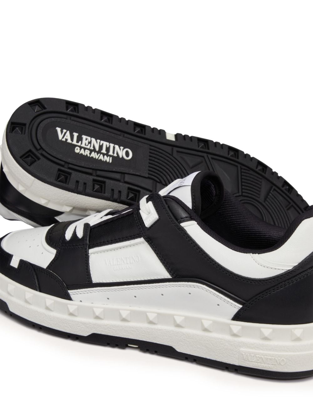 Valentino Garavani Low Top Freedots Sneaker In Calfskin - mondo moda griffe